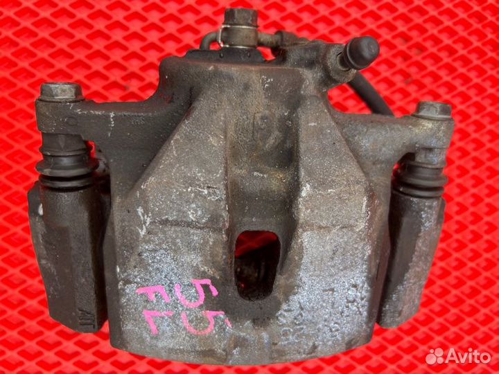 Суппорт передний левый Toyota Noah ZWR80G 2ZR-FXE