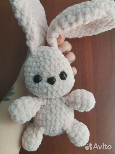 Плюшевый зайка вязаный