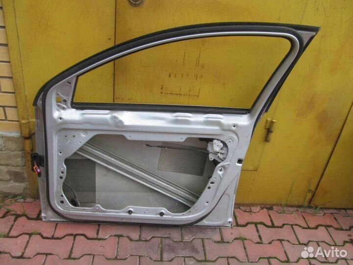 Дверь передняя правая Volkswagen Passat B7 2011