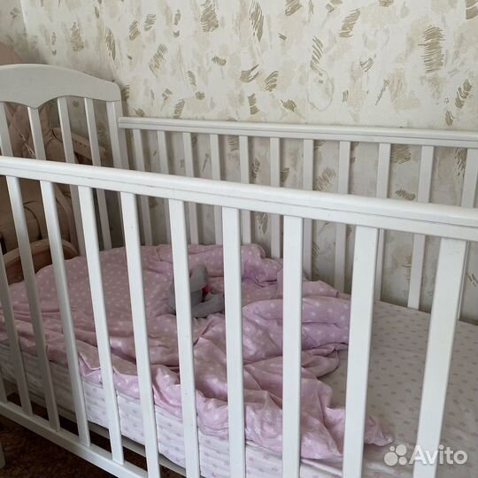 Кровать детская с маятником, матрасом и постельным