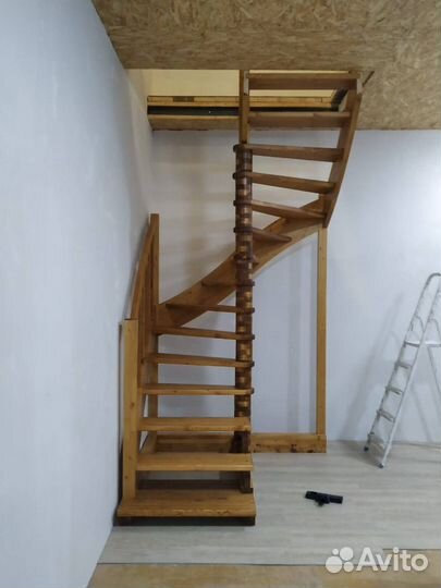 Поворотная лестница на второй этаж