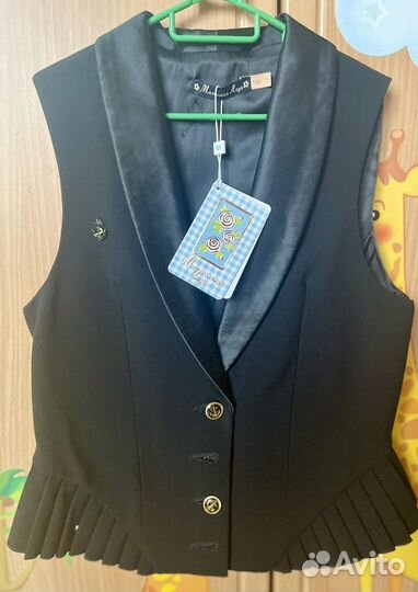 Жилет новый для девочки фирмы «Маленькая леди