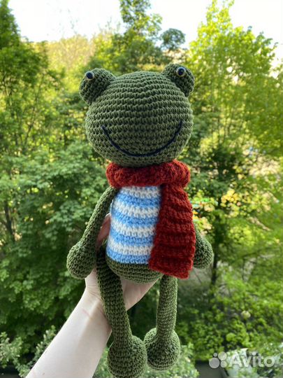 Вязаная игрушка лягушка