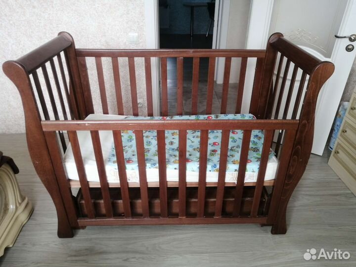 Детская кроватка с продольным маятником