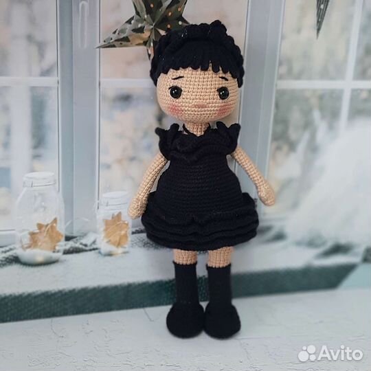 Вязаная кукла Уэнсдей