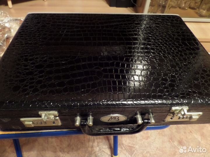 Набор кухонных ножей и вилок