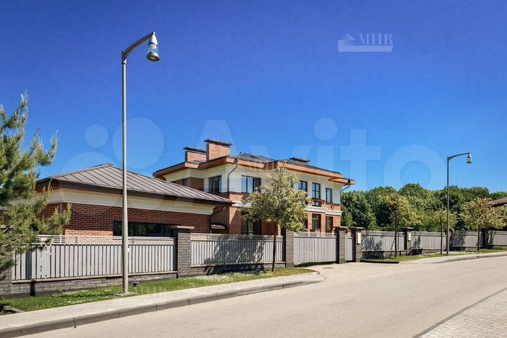 Дом 960,6 м² на участке 38,1 сот.