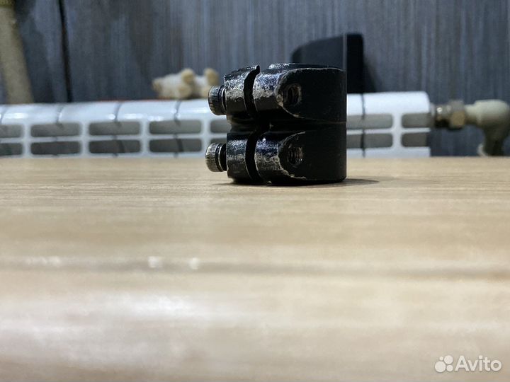 Зажим для трюкового самоката