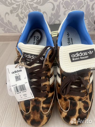 Кроссовки женские