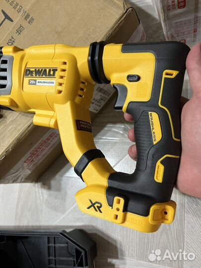 Перфоратор Dewalt DCH263