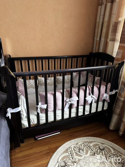 Детская кроватка с маятником