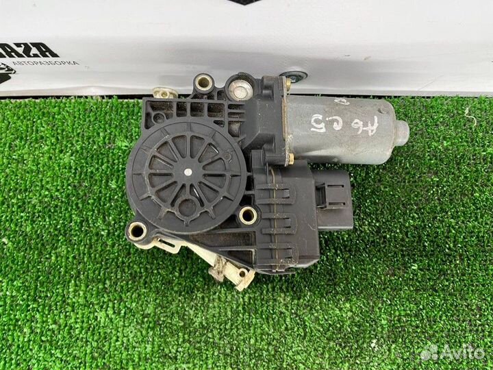 Моторчик стеклоподъемника передний правый R