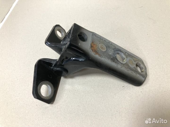 Петля двери Mitsubishi 5702A005