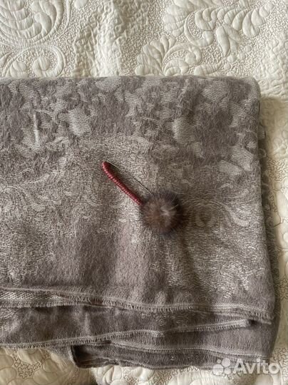 Тканный шерстяной палантин и шапка со снудом