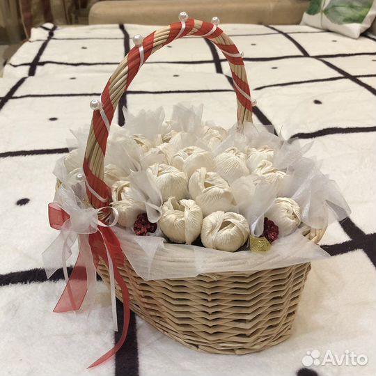 Корзинка с бумажными цветами (для декора)