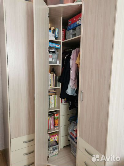 Шкаф угловой и 2 навесные полки