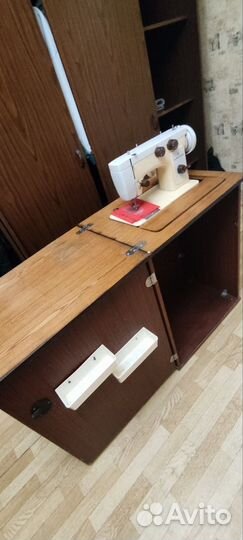 Швейная машина Чайка 142м
