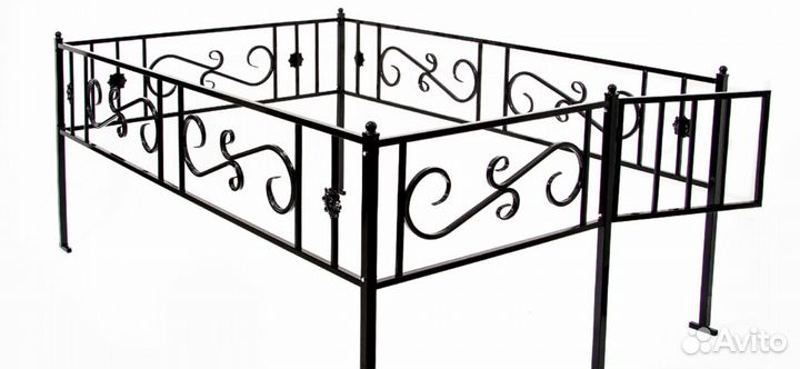 Крест, оградка, стол и лавочка на кладбище