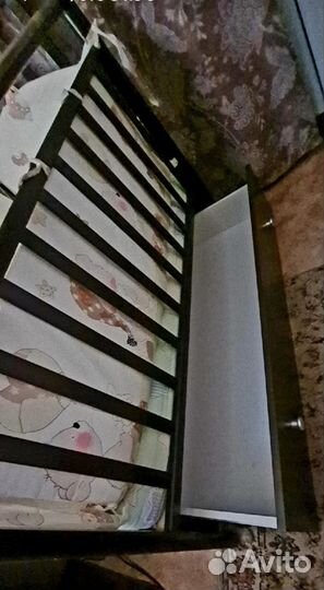 Детская кроватка с маятником