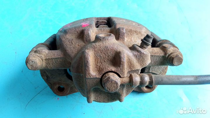 Суппорт передний правый для Mitsubishi Colt