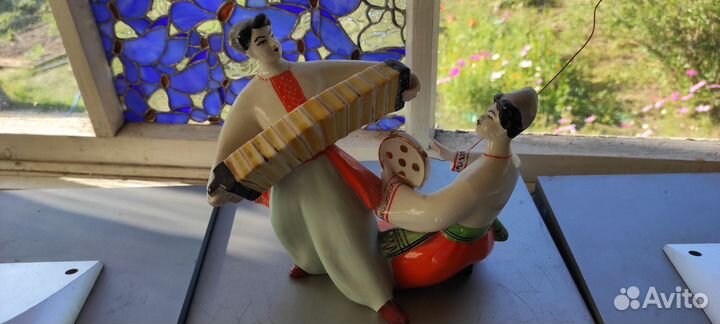 Статуэтка фарфоровая Пляска с бубном и гармошкой