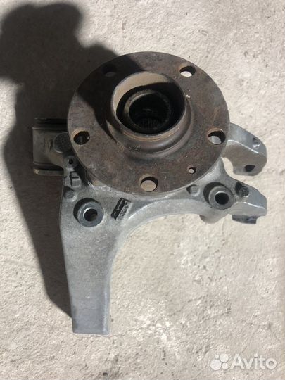 Задний левый кулак Ауди а8 д3