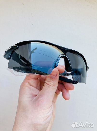 Чёрные спортивные солнцезащитные очки