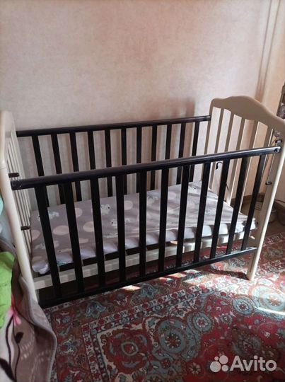 Детская кроватка с продольным маятником с матрасом