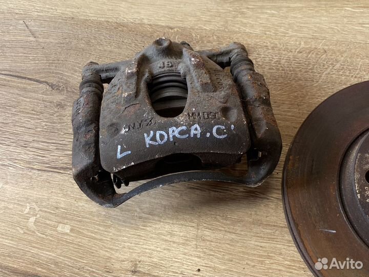 Opel corsa c передний левый суппорт