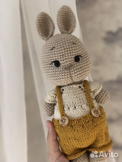 Вязанные зайчики игрушка пинетки
