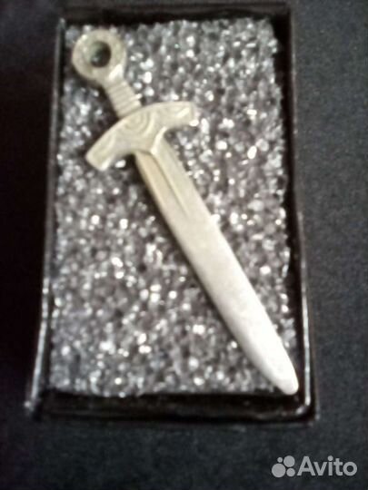 Амулет Бусов меч