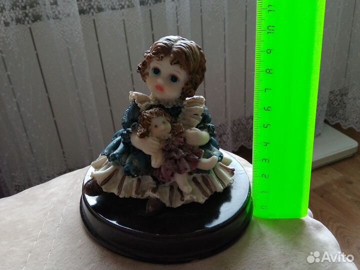 Статуэтка девочка с куклой