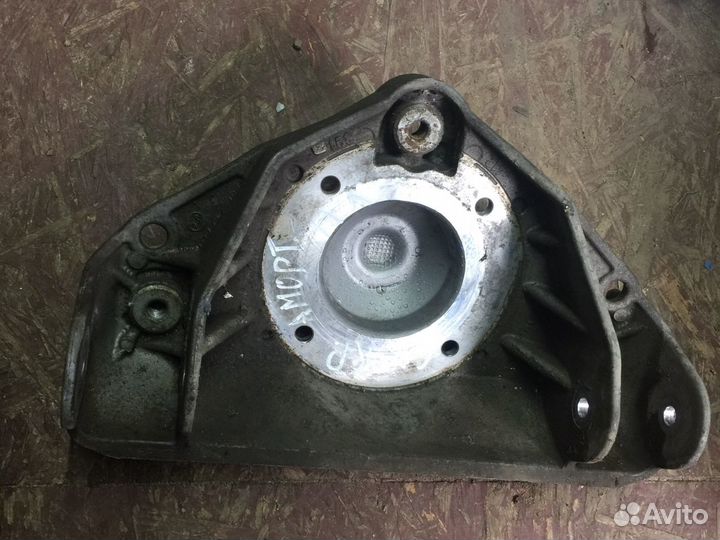 Кронштейн опорный амортизатора передний Ауди Q-7