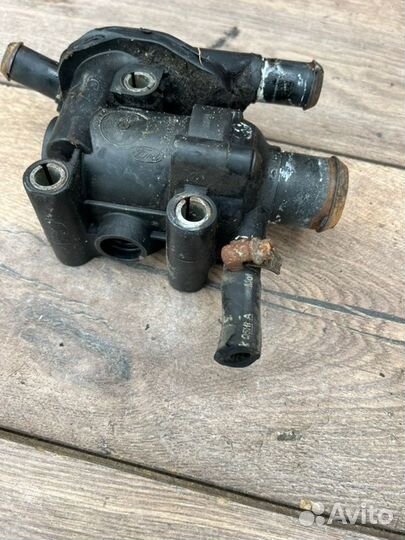 Корпус термостата Ford Focus 1 седан 1.8 2004