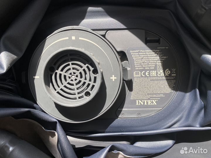 Спускает надувной матрас кровать intex