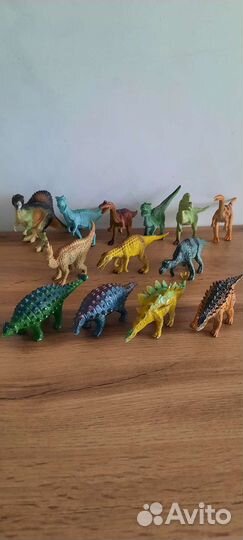 Разные игрушки: насекомые, животные, динозавры
