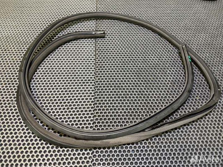 Уплотнитель дверного проема прав. перед. Lexus LS4