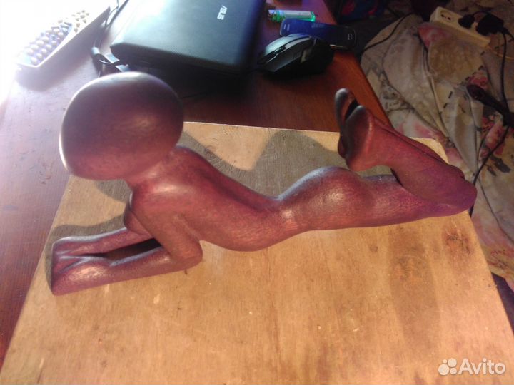 Статуэтка Дамы из Красного Дерева