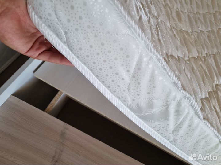 Кровать с матрасом