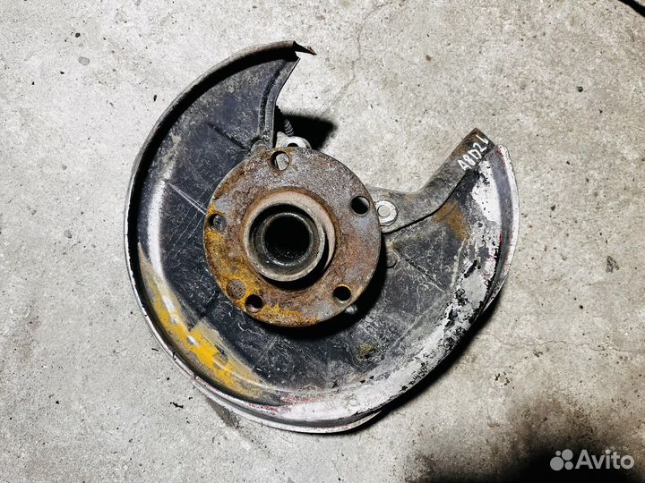 Задний левый поворотный кулак ауди а8 д2 ступица