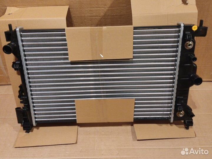 Радиатор охлаждения Chevrolet Aveo T300 1.6