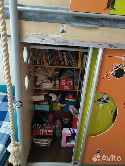 Кровать с матрасом и шкафом