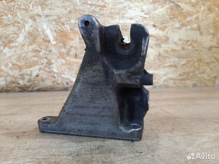 Кронштейн опоры двигателя правый Mercedes-Benz