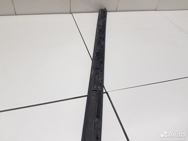 Накладка лобового стекла правая (Geely Coolray)