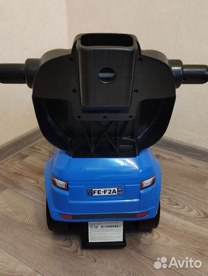 Машина каталка с ручкой