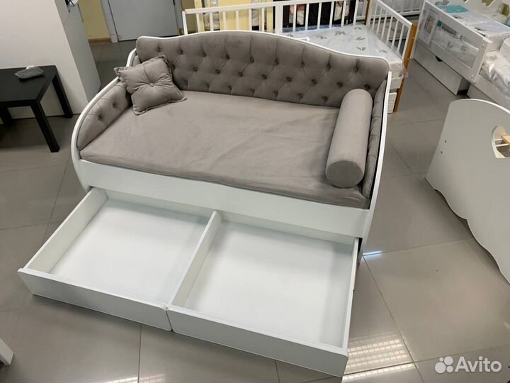 Кровать тахта с мягкой спинкой