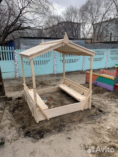 Песочница с крышкой и крышей