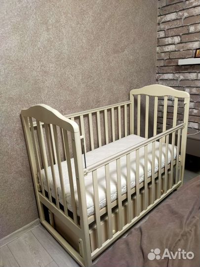 Детская кроватка с маятником без матраса