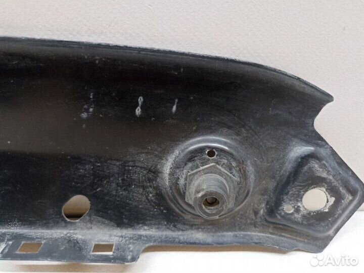 Кронштейн передний левый Volkswagen Jetta A6 cfna