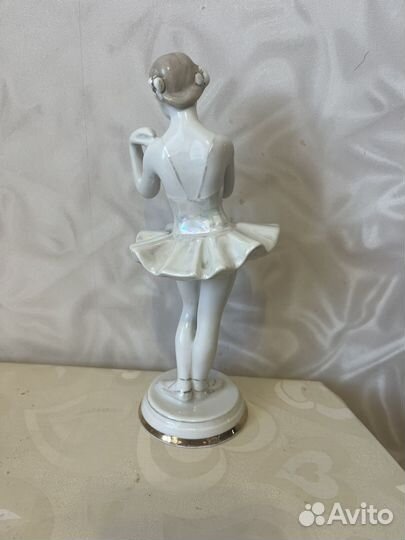 Статуэтка фарфор